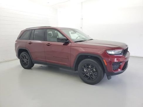 Used 2024 Jeep Grand Cherokee Altitude AWD/4WD image 4