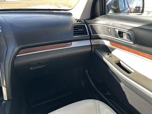 Used 2018 Ford Explorer Platinum image 18