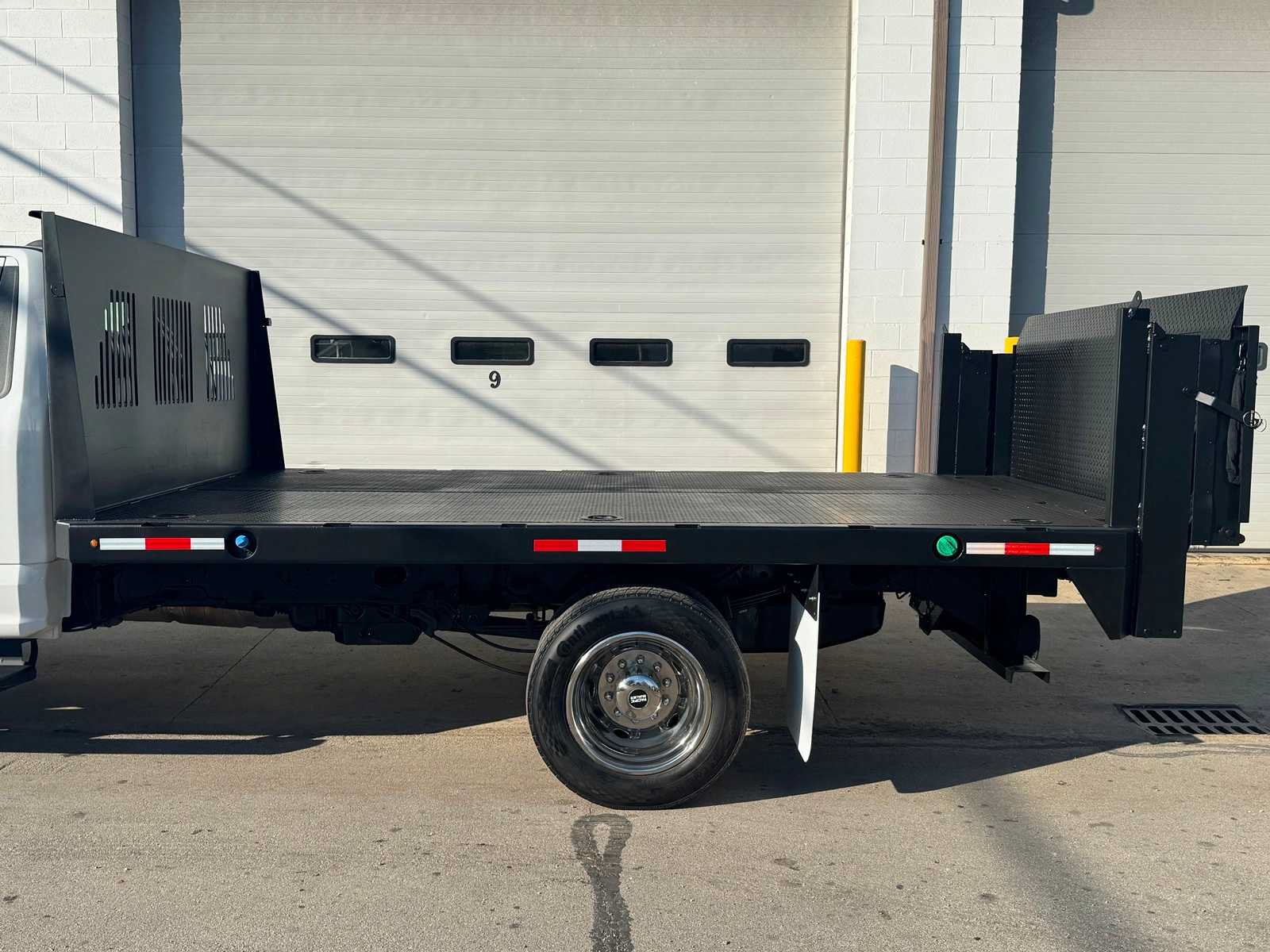 Used 2021 Ford F550 4x4 Regular Cab Super Duty image 2