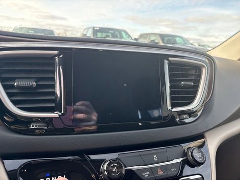 Used 2017 Chrysler Pacifica Touring image 20