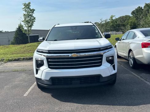 Used 2025 Chevrolet Traverse LT FWD image 3