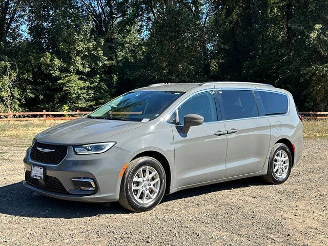 Used 2022 Chrysler Pacifica Touring-L FWD image 4