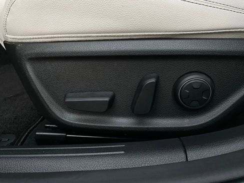 Used 2025 Genesis G70 2.5T image 11