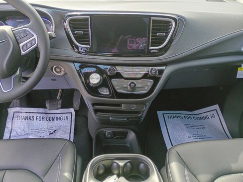 New 2026 Chrysler Pacifica Select image 12