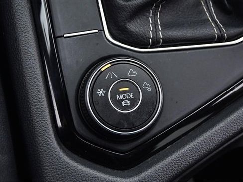 Certified 2022 Volkswagen Taos SEL w/ Panoramic Sunroof Package image 18