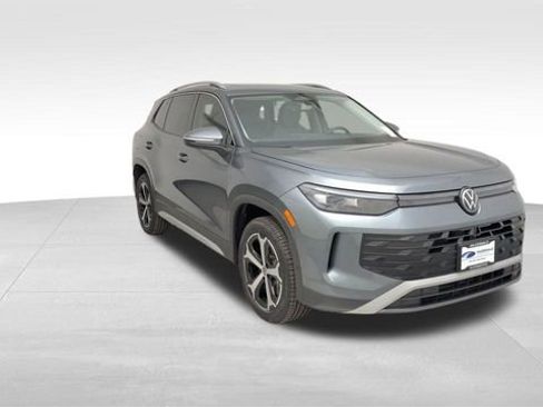 Used 2025 Volkswagen Tiguan SE image 9