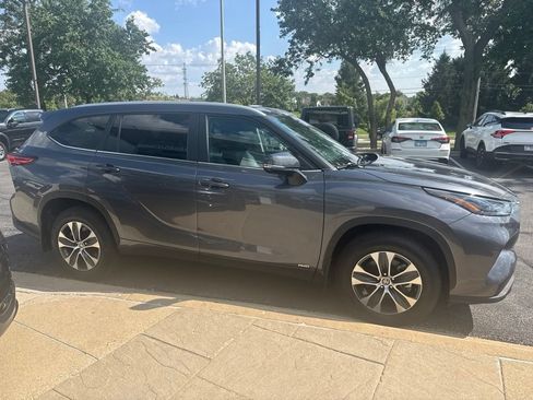 Used 2023 Toyota Highlander XLE AWD/4WD image 7