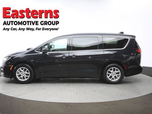 Used 2023 Chrysler Pacifica Touring-L image 59
