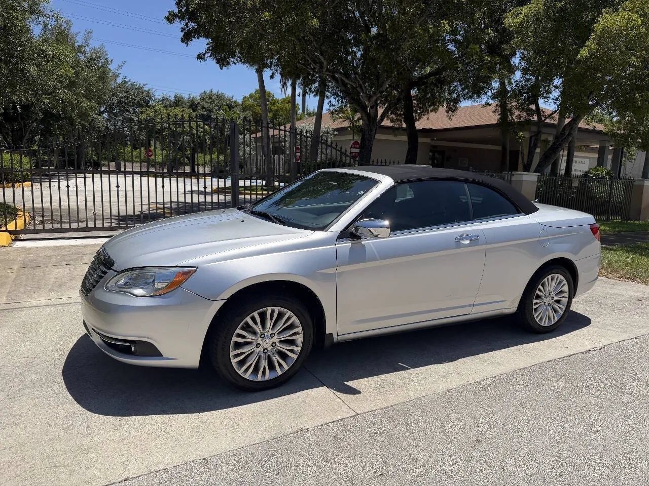 Used 2011 Chrysler 200 Limited FWD image 1