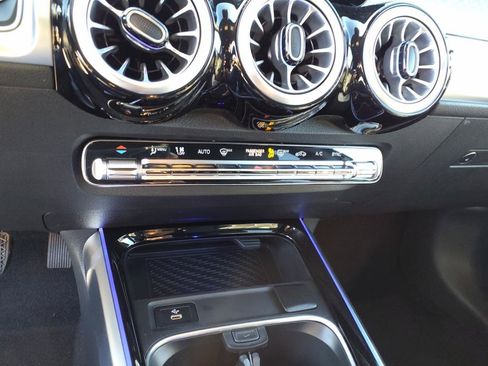 Used 2025 Mercedes-Benz GLB 250 4MATIC image 17