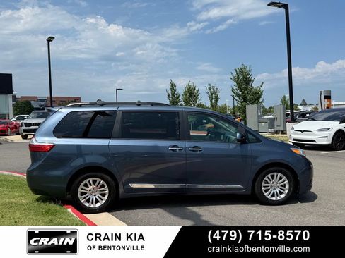 Used 2017 Toyota Sienna XLE w/ XLE Navigation Package FWD image 8