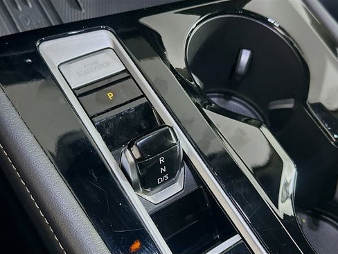 Used 2025 Volkswagen Atlas SE image 25