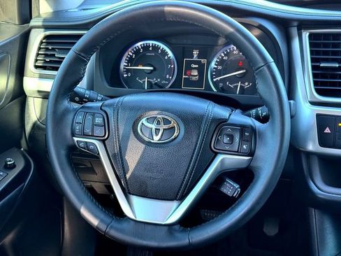 Used 2015 Toyota Highlander XLE image 26