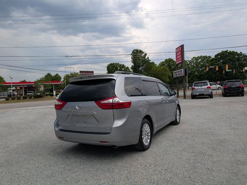 Used 2015 Toyota Sienna XLE Premium FWD image 6
