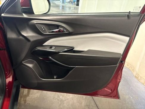 Used 2025 Chevrolet Trax LT FWD image 33