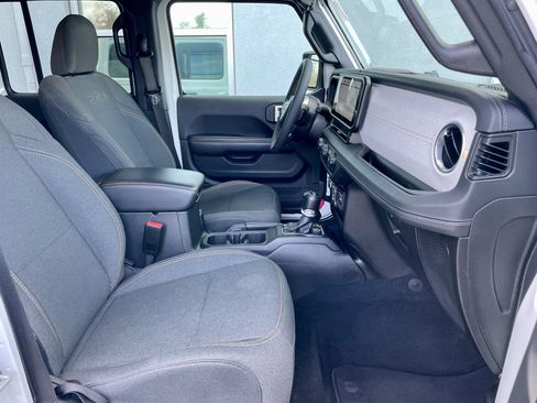 Used 2024 Jeep Wrangler Sahara image 15