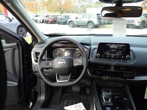 Certified 2025 Nissan Rogue SV FWD image 10