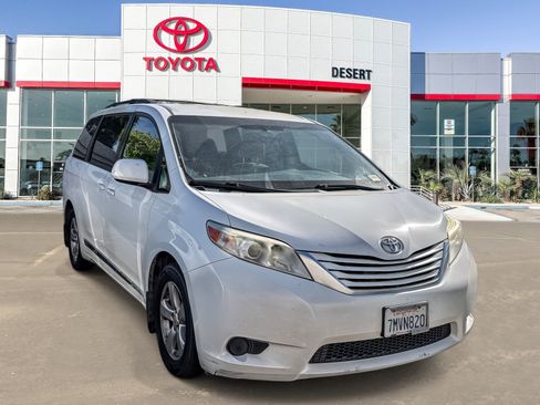 Used 2015 Toyota Sienna LE FWD image 1