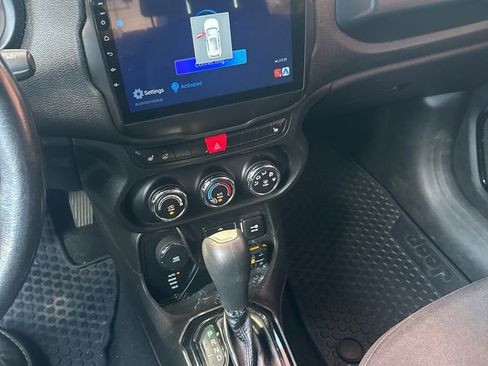Used 2017 Jeep Renegade Altitude w/ Safety & Security Group (ALP) AWD/4WD image 9