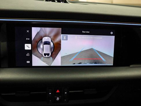 Certified 2025 Porsche Macan Electric image 29