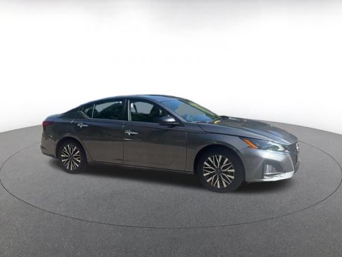 Used 2025 Nissan Altima 2.5 SV FWD image 2