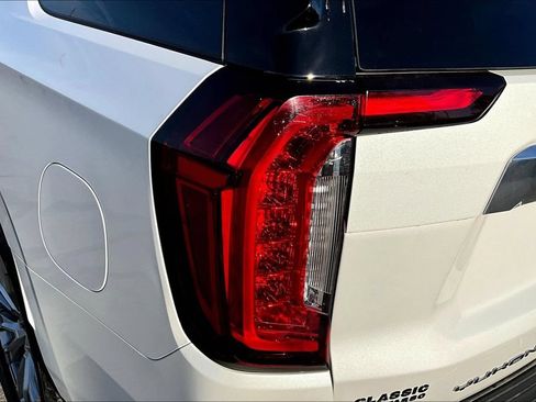 Used 2023 GMC Yukon Denali AWD/4WD image 22