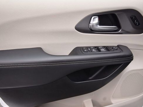 Used 2024 Chrysler Pacifica Touring-L image 24