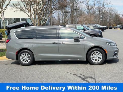 Used 2021 Chrysler Pacifica Touring-L w/ Uconnect Theater Family Group image 4