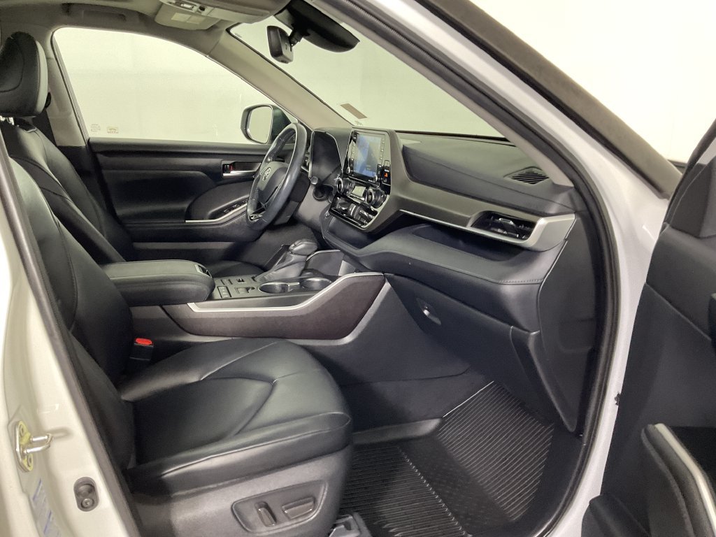 Used 2020 Toyota Highlander XLE AWD/4WD image 28