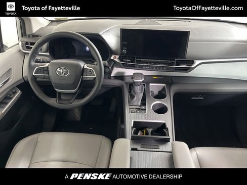 Certified 2025 Toyota Sienna XLE FWD image 5