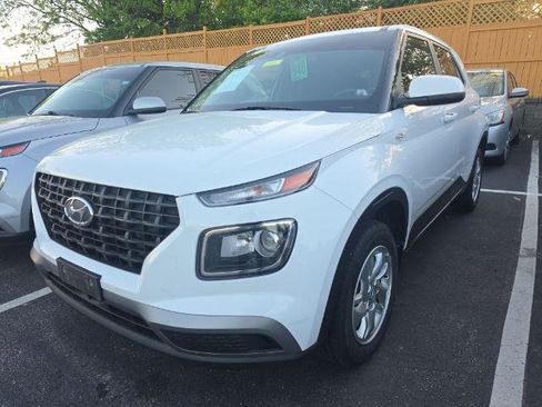 Used 2021 Hyundai Venue SE image 1