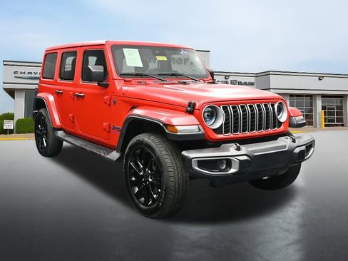Used 2025 Jeep Wrangler Unlimited Sahara AWD/4WD image 7