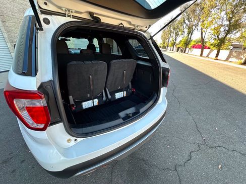 Used 2016 Ford Explorer XLT AWD/4WD image 32