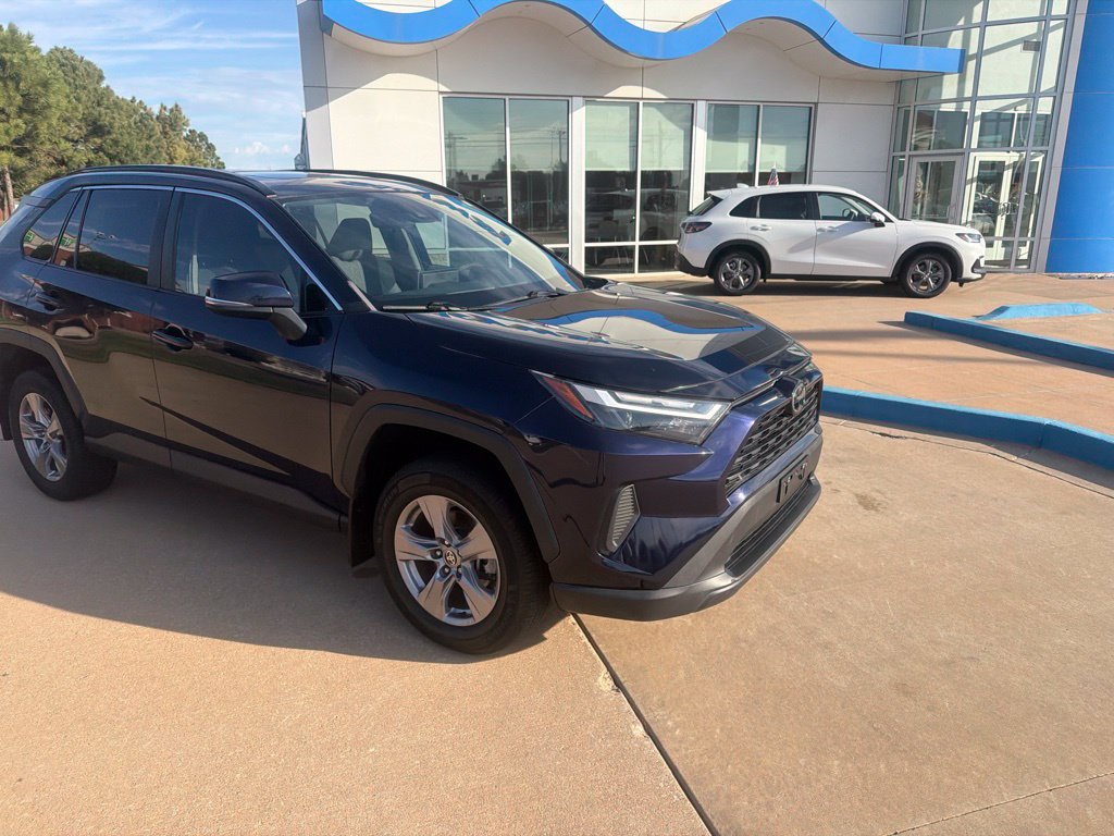 Used 2022 Toyota RAV4 XLE w/ Convenience Package FWD image 2