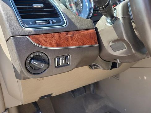 Used 2015 Chrysler Town & Country Touring w/ Driver Convenience Group image 13