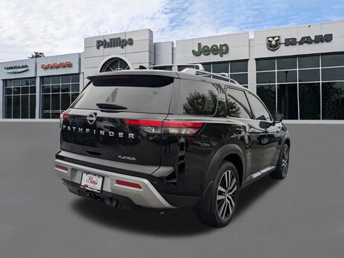 Used 2024 Nissan Pathfinder Platinum FWD image 3