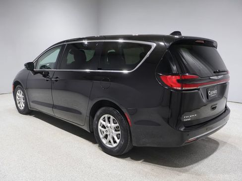 Used 2024 Chrysler Pacifica Touring-L FWD image 4
