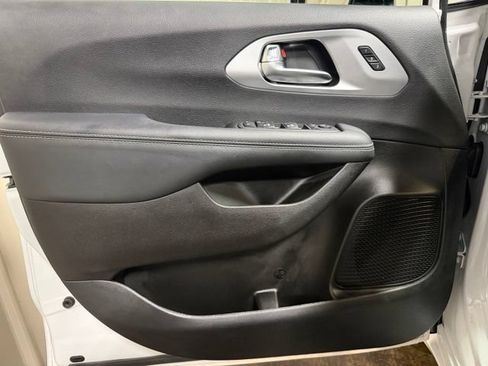 Used 2025 Chrysler Pacifica Limited AWD/4WD image 12