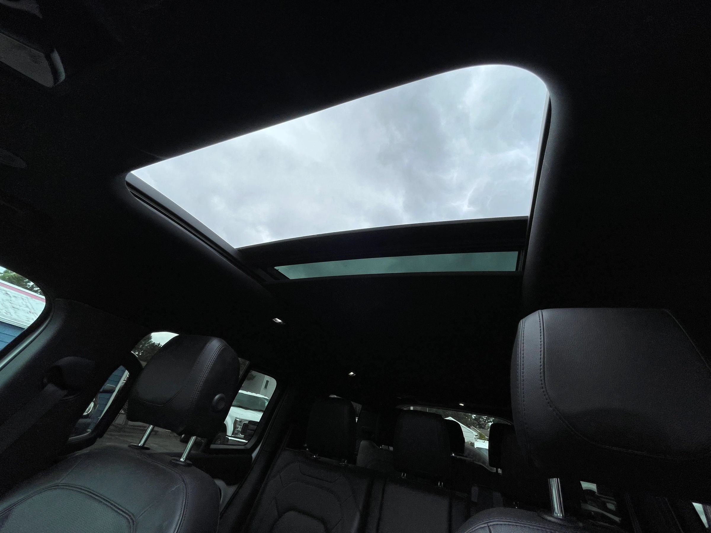 Used 2023 Land Rover Defender 130 SE AWD/4WD image 13