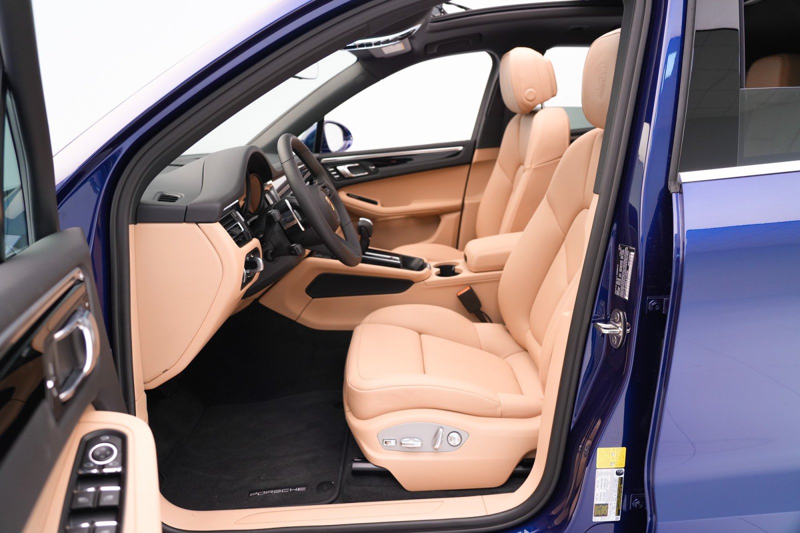 Certified 2024 Porsche Macan AWD/4WD image 15
