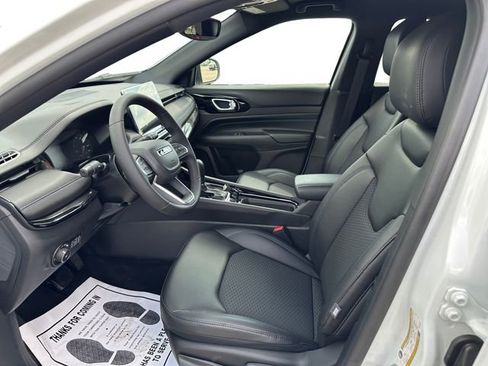 New 2026 Jeep Compass Latitude image 9