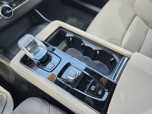 New 2025 Volvo XC90 B5 Core w/ Protection Package Premier image 19