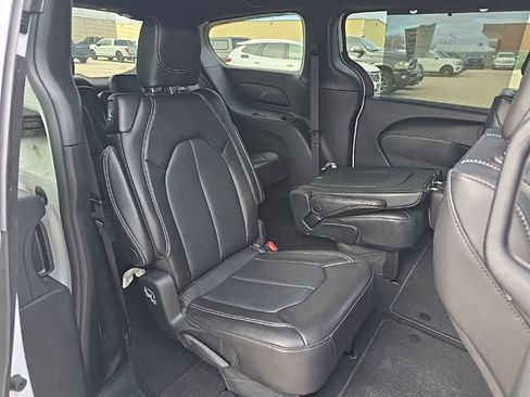 Used 2025 Chrysler Pacifica Select FWD image 13
