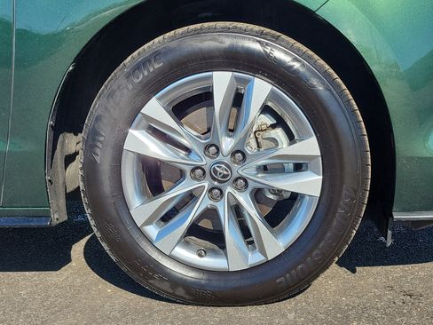 Used 2024 Toyota Sienna Limited image 5