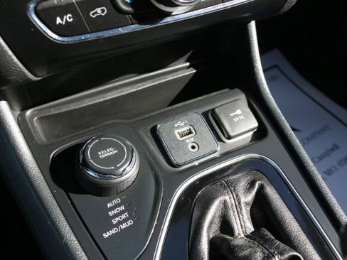 Used 2019 Jeep Cherokee Limited w/ Luxury Group image 3