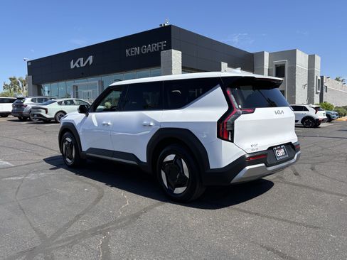 Certified 2026 Kia EV9 Light RWD image 4