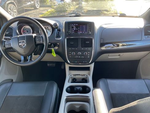 Used 2019 Dodge Grand Caravan SXT image 18