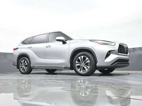 Used 2023 Toyota Highlander XLE FWD image 36