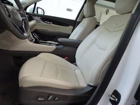 Used 2023 Cadillac XT6 Premium Luxury w/ Technology Package AWD/4WD image 2