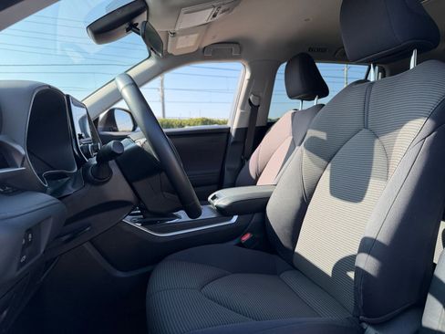 Used 2025 Toyota Highlander LE image 27
